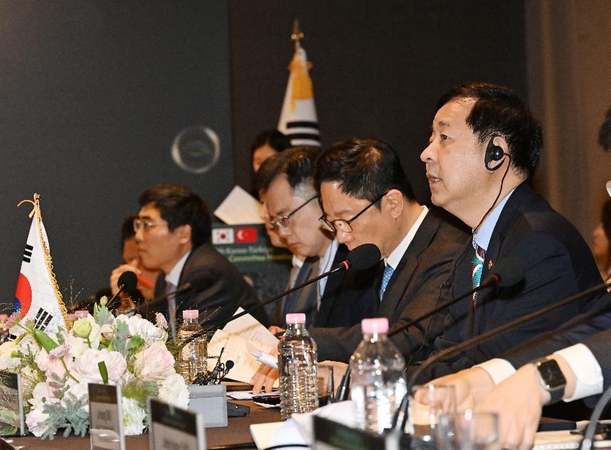 구윤철 부총리 겸 재정경제부 장관이 2월 25일 서울 중구 더 플라자 호텔에서 열린 '제9차 한-튀르키예 경제공동위'에 참석해 알파슬란 바이락타르 튀르키예 에너지천연자원부 장관과 사전 면담 진행 후 개회사와 기념촬영을 하고 있다.