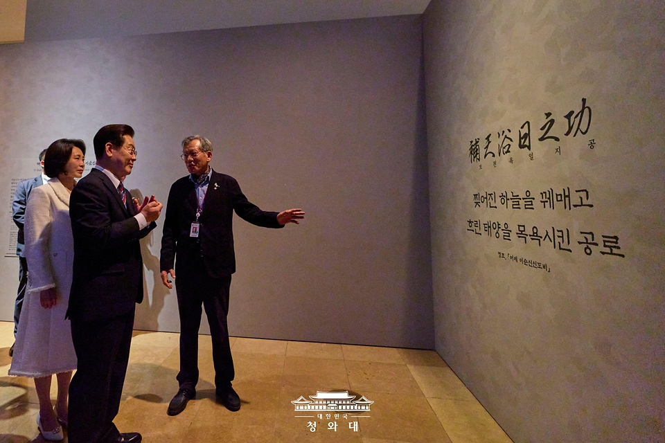 이재명 대통령과 김혜경 여사가 2월 26일 서울 용산구 국립중앙박물관을 방문해 광복 80주년 기념 특별전 '우리들의 이순신' 전시를 관람하고 있다. 