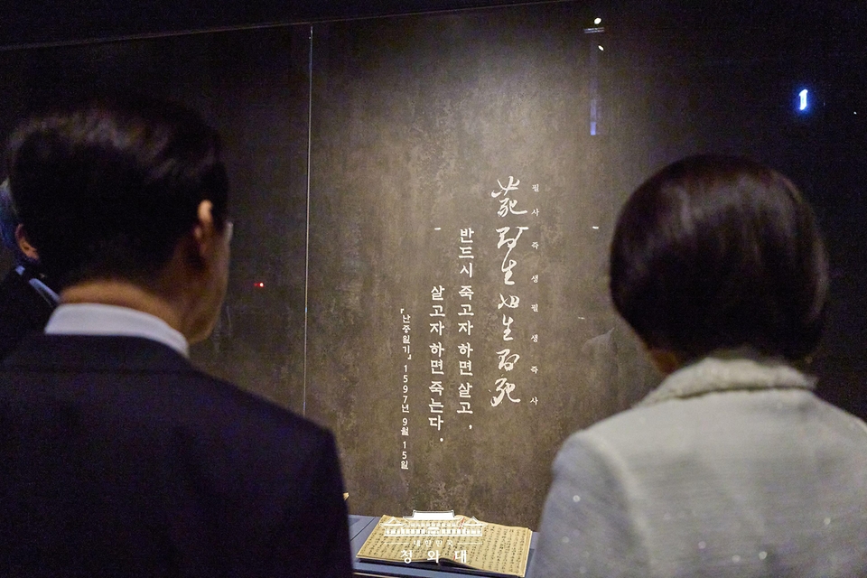 이재명 대통령과 김혜경 여사가 2월 26일 서울 용산구 국립중앙박물관을 방문해 광복 80주년 기념 특별전 '우리들의 이순신' 전시를 관람하고 있다. 