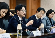 김정관 산업통상부 장관이 2월 25일 서울 서초구 대한무역투자진흥공사(KOTRA) 회의실에서 알파슬란 바이락타르(Alparslan Bayraktar) 튀르키예 에너지천연자원부 장관과 면담을 갖고, 양국 간 교역·투자, 원전, 자원 등 분야 협력 방안을 논의하고 있다.