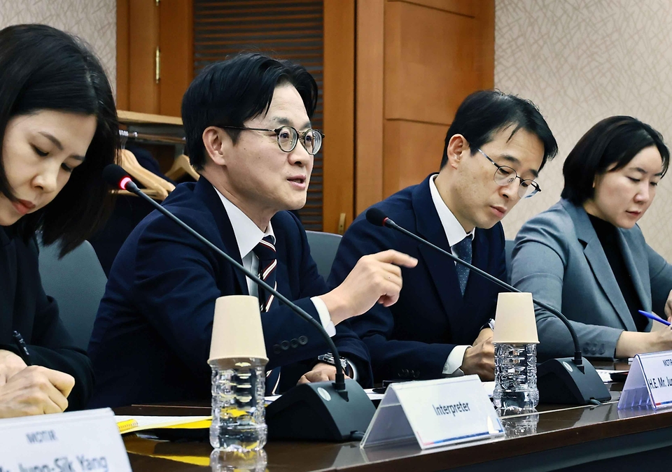 김정관 산업통상부 장관이 2월 25일 서울 서초구 대한무역투자진흥공사(KOTRA) 회의실에서 알파슬란 바이락타르(Alparslan Bayraktar) 튀르키예 에너지천연자원부 장관과 면담을 갖고, 양국 간 교역·투자, 원전, 자원 등 분야 협력 방안을 논의하고 있다.