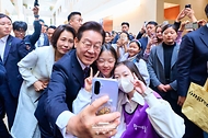 이재명 대통령이 2월 26일 서울 용산구 국립중앙박물관을 방문해 어린이와 셀카를 찍고 있다.
