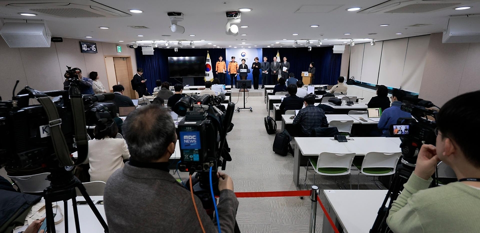 정은경 보건복지부 장관이 2월 25일 서울 종로구 정부서울청사에서 응급환자 이송체계 혁신 시범사업 관련 브리핑을 하고 있다. 시범사업은 광주광역시(시장 강기정), 전북특별자치도(도지사 김관영), 전라남도(도지사 김영록) 등 3개 광역 지방자치단체 지역에서 2026년 3월부터 5월까지 3개월 동안 진행한다.