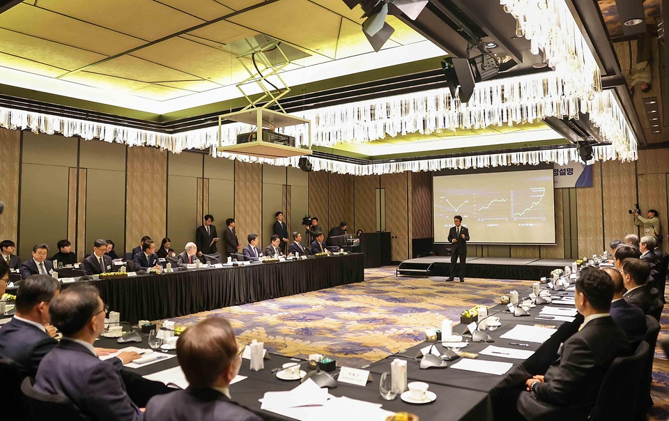 문신학 산업통상부 차관이 2월 26일 서울 중구 포시즌스호텔에서 김민석 국무총리, 손경식 한국경영자총협회 회장을 비롯한 협회 회원사 및 관계자 등이 참석한 가운데 열린 '한국경영자총협회 간담회'를 하고 있다.