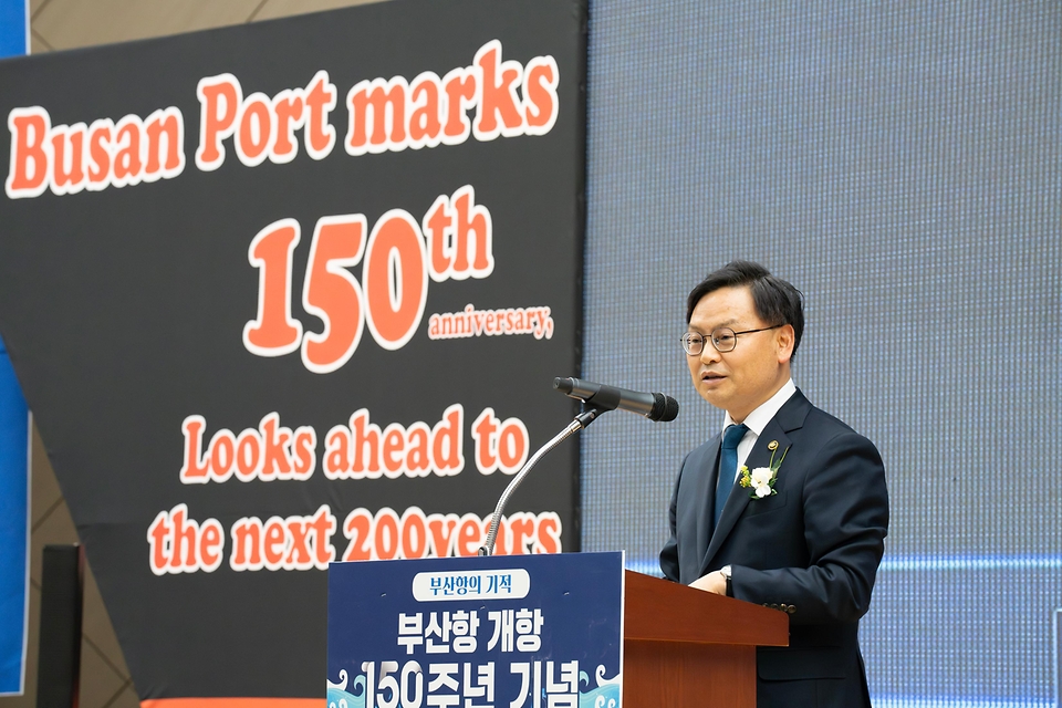 김성범 해양수산부 장관 직무대행이 2월 26일 부산항 국제여객터미널에서 열린 '부산항 개항 150주년 기념식'에 참석해 인사말을 하고 있다.