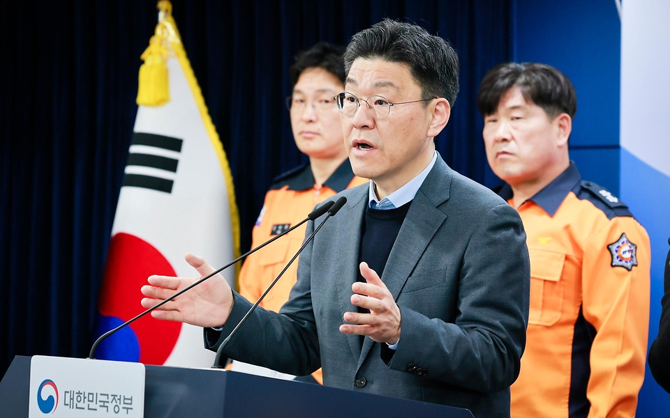 정은경 보건복지부 장관이 2월 25일 서울 종로구 정부서울청사에서 응급환자 이송체계 혁신 시범사업 관련 브리핑을 하고 있다. 시범사업은 광주광역시(시장 강기정), 전북특별자치도(도지사 김관영), 전라남도(도지사 김영록) 등 3개 광역 지방자치단체 지역에서 2026년 3월부터 5월까지 3개월 동안 진행한다.