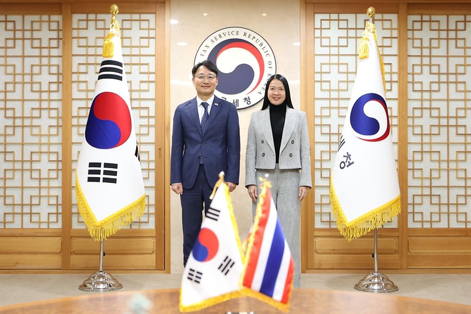 임광현 국세청장이 2월 26일 서울지방국세청에서 열린 한국-태국 국세청장 회의에서 쿨라야 탄티테밋 태국 국세청장과 회의를 하고 기념촬영하고 있다.
