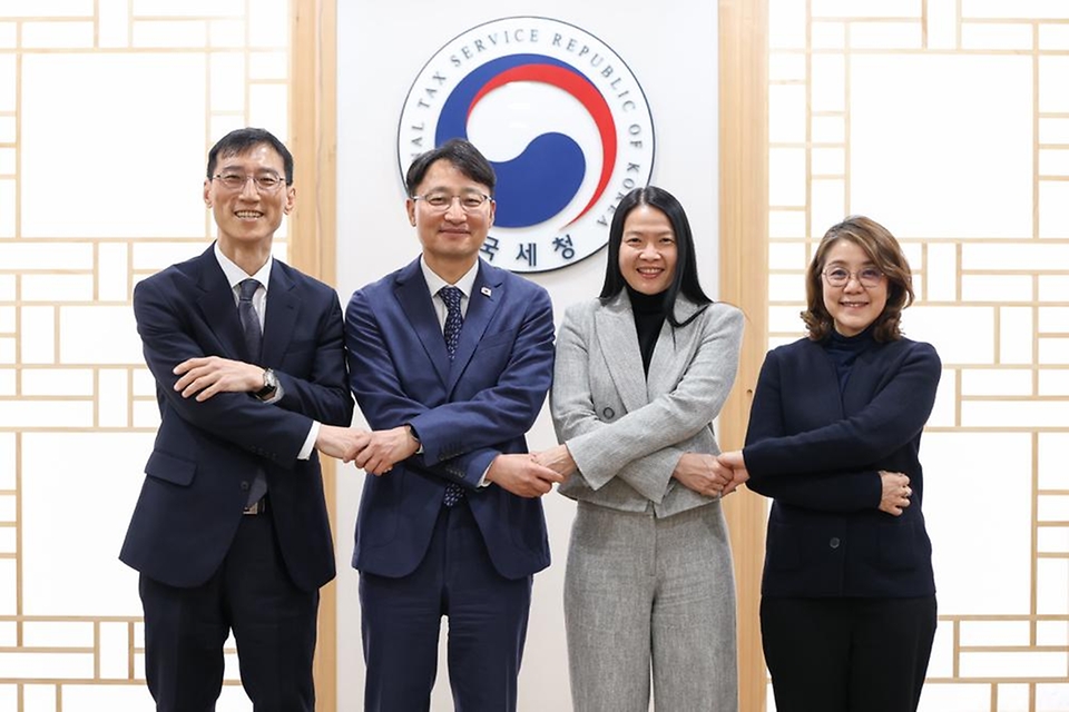 임광현 국세청장이 2월 26일 서울지방국세청에서 열린 한국-태국 국세청장 회의에서 쿨라야 탄티테밋 태국 국세청장과 회의를 하고 기념촬영하고 있다.