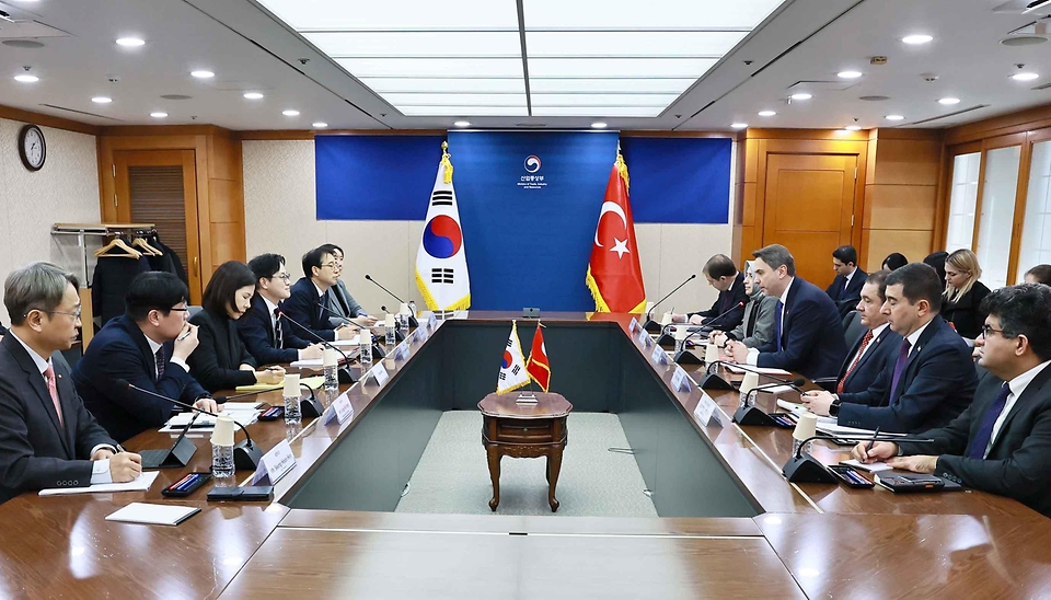 김정관 산업통상부 장관이 2월 25일 서울 서초구 대한무역투자진흥공사(KOTRA) 회의실에서 알파슬란 바이락타르(Alparslan Bayraktar) 튀르키예 에너지천연자원부 장관과 면담을 갖고, 양국 간 교역·투자, 원전, 자원 등 분야 협력 방안을 논의하고 있다.