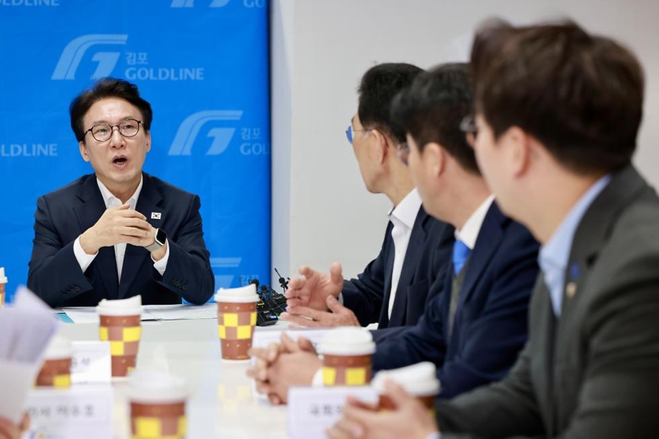 김민석 국무총리가 2월 27일 경기도 김포시 사우역에서 김포 골드라인 열차를 타고 승객 과밀 상황을 점검하고 있다.