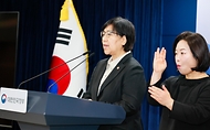 정은경 보건복지부 장관이 2월 25일 서울 종로구 정부서울청사에서 응급환자 이송체계 혁신 시범사업 관련 브리핑을 하고 있다. 시범사업은 광주광역시(시장 강기정), 전북특별자치도(도지사 김관영), 전라남도(도지사 김영록) 등 3개 광역 지방자치단체 지역에서 2026년 3월부터 5월까지 3개월 동안 진행한다.