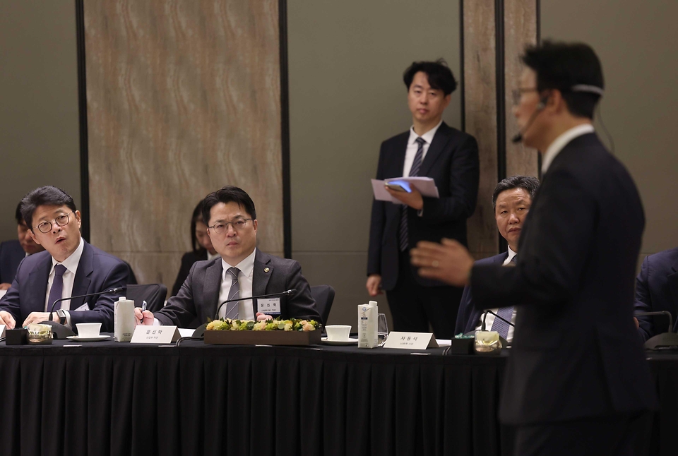 문신학 산업통상부 차관이 2월 26일 서울 중구 포시즌스호텔에서 김민석 국무총리, 손경식 한국경영자총협회 회장을 비롯한 협회 회원사 및 관계자 등이 참석한 가운데 열린 '한국경영자총협회 간담회'를 하고 있다.