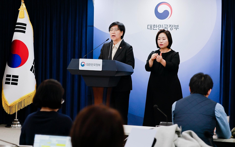 정은경 보건복지부 장관이 2월 25일 서울 종로구 정부서울청사에서 응급환자 이송체계 혁신 시범사업 관련 브리핑을 하고 있다. 시범사업은 광주광역시(시장 강기정), 전북특별자치도(도지사 김관영), 전라남도(도지사 김영록) 등 3개 광역 지방자치단체 지역에서 2026년 3월부터 5월까지 3개월 동안 진행한다.