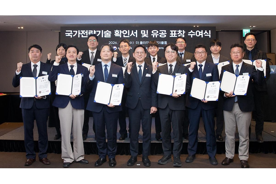 배경훈 부총리 겸 과학기술정보통신부 장관이 2월 25일 서울 중구 플라자호텔에서 열린 '국가전략기술 확인서 및 유공 표창 수여식'에서 김규태 삼성전자 반도체연구소 기술기획그룹장, 김재범 SK하이닉스 부사장 등 수상자들과 기념촬영을 하고 있다.