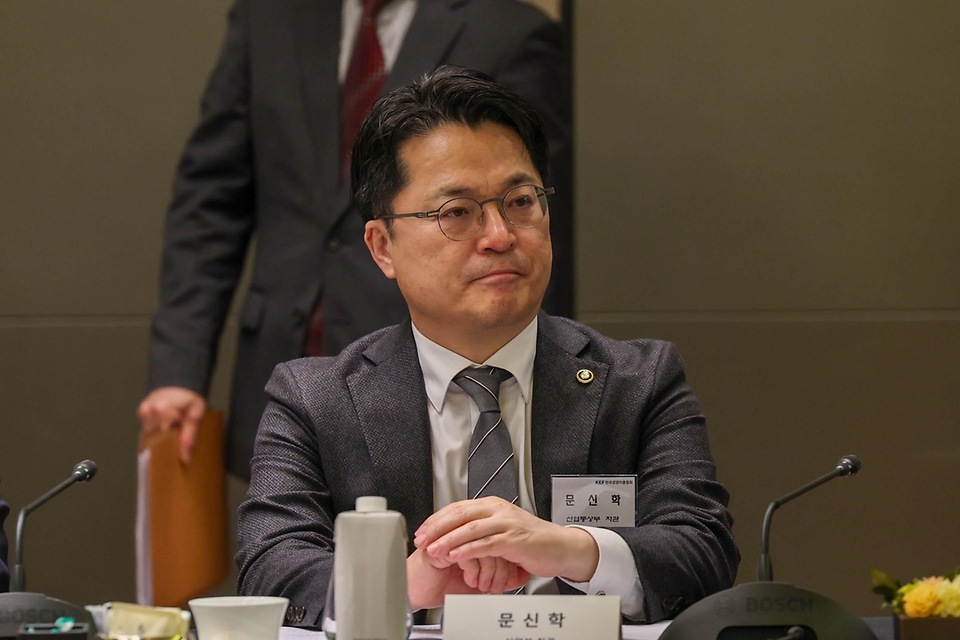 문신학 산업통상부 차관이 2월 26일 서울 중구 포시즌스호텔에서 김민석 국무총리, 손경식 한국경영자총협회 회장을 비롯한 협회 회원사 및 관계자 등이 참석한 가운데 열린 '한국경영자총협회 간담회'를 하고 있다.