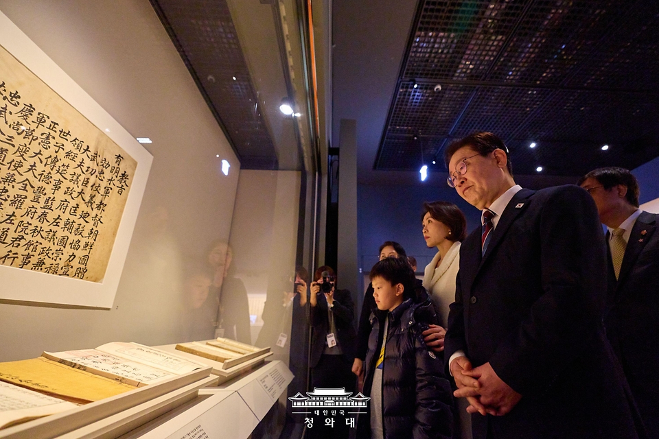 이재명 대통령과 김혜경 여사가 2월 26일 서울 용산구 국립중앙박물관을 방문해 광복 80주년 기념 특별전 '우리들의 이순신' 전시를 관람하고 있다.