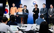 정은경 보건복지부 장관이 2월 25일 서울 종로구 정부서울청사에서 응급환자 이송체계 혁신 시범사업 관련 브리핑을 하고 있다. 시범사업은 광주광역시(시장 강기정), 전북특별자치도(도지사 김관영), 전라남도(도지사 김영록) 등 3개 광역 지방자치단체 지역에서 2026년 3월부터 5월까지 3개월 동안 진행한다.