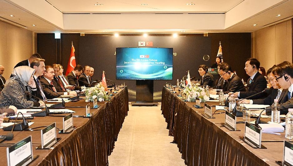 구윤철 부총리 겸 재정경제부 장관이 2월 25일 서울 중구 더 플라자 호텔에서 열린 '제9차 한-튀르키예 경제공동위'에 참석해 알파슬란 바이락타르 튀르키예 에너지천연자원부 장관과 사전 면담 진행 후 개회사와 기념촬영을 하고 있다.