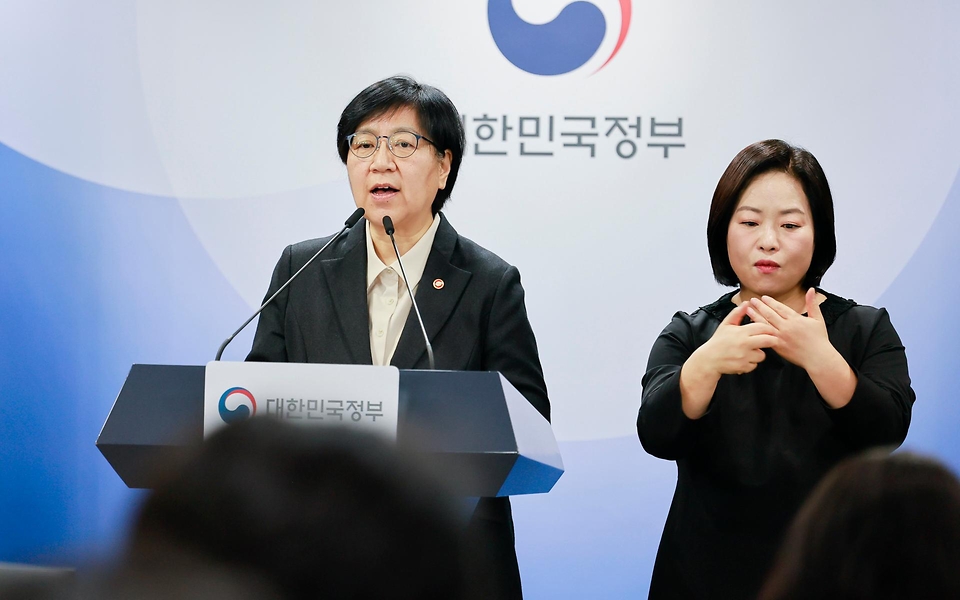 정은경 보건복지부 장관이 2월 25일 서울 종로구 정부서울청사에서 응급환자 이송체계 혁신 시범사업 관련 브리핑을 하고 있다. 시범사업은 광주광역시(시장 강기정), 전북특별자치도(도지사 김관영), 전라남도(도지사 김영록) 등 3개 광역 지방자치단체 지역에서 2026년 3월부터 5월까지 3개월 동안 진행한다.