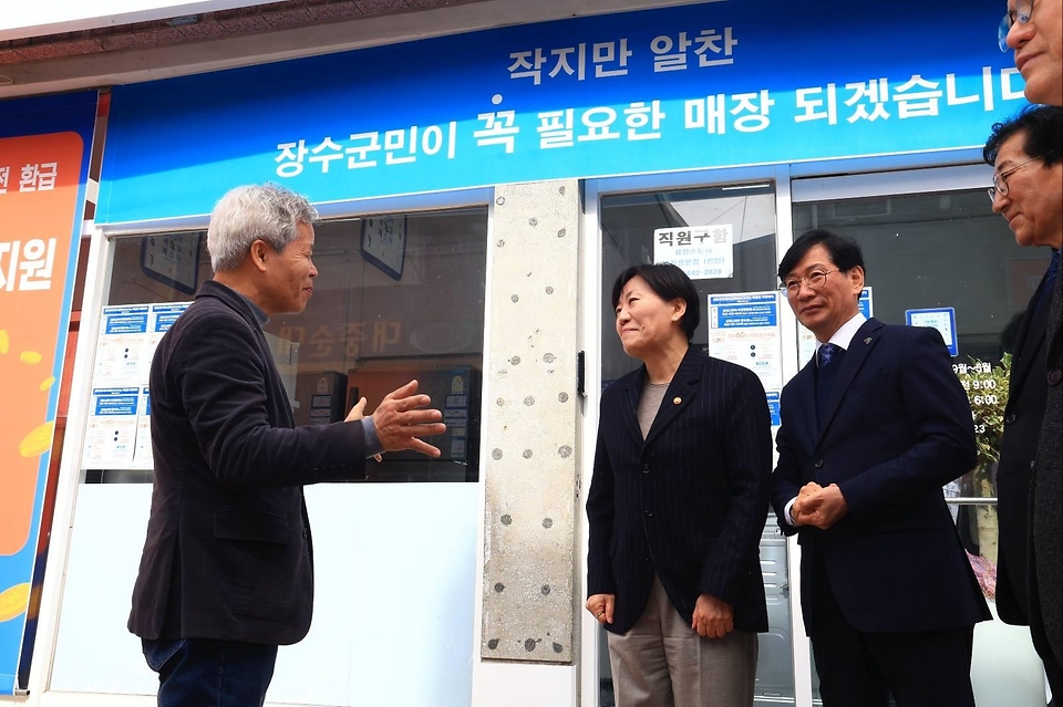 송미령 농림축산식품부 장관이 2월 26일 인구 소멸 위기 농어촌 지역인 전북 장수군을 찾아 음식점을 운영하는 3남매 가족, 귀농한 청년농업인분께 대표로 제1호 농어촌 기본소득을 전달하고 있다.