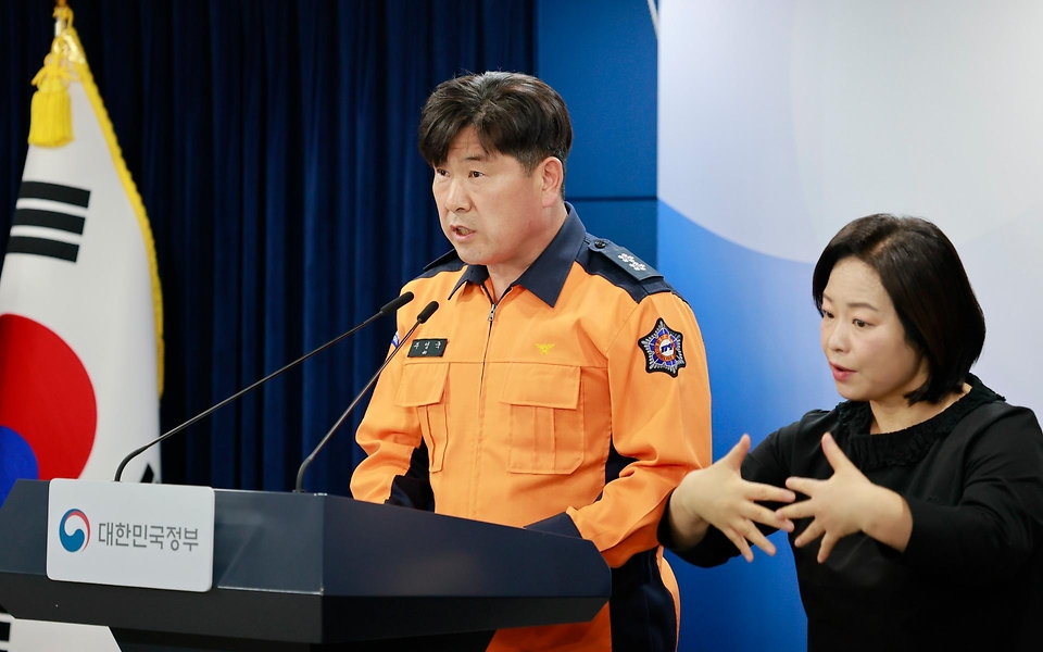 정은경 보건복지부 장관이 2월 25일 서울 종로구 정부서울청사에서 응급환자 이송체계 혁신 시범사업 관련 브리핑을 하고 있다. 시범사업은 광주광역시(시장 강기정), 전북특별자치도(도지사 김관영), 전라남도(도지사 김영록) 등 3개 광역 지방자치단체 지역에서 2026년 3월부터 5월까지 3개월 동안 진행한다.