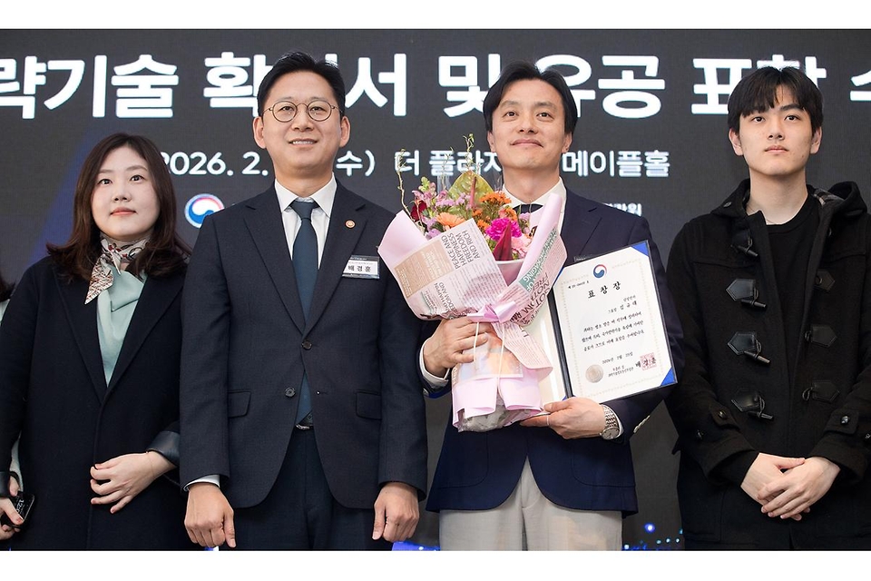 배경훈 부총리 겸 과학기술정보통신부 장관이 2월 25일 서울 중구 플라자호텔에서 열린 '국가전략기술 확인서 및 유공 표창 수여식'에서 김규태 삼성전자 반도체연구소 기술기획그룹장, 김재범 SK하이닉스 부사장 등 수상자들과 기념촬영을 하고 있다.