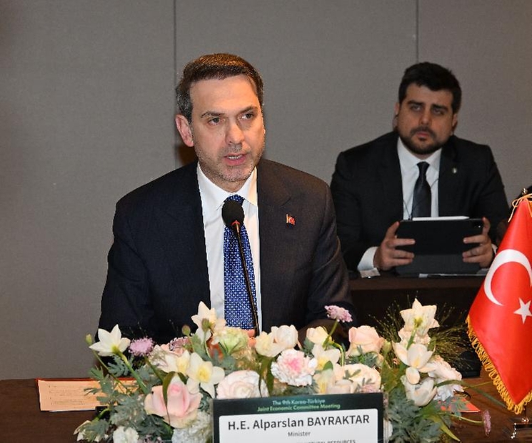 구윤철 부총리 겸 재정경제부 장관이 2월 25일 서울 중구 더 플라자 호텔에서 열린 '제9차 한-튀르키예 경제공동위'에 참석해 알파슬란 바이락타르 튀르키예 에너지천연자원부 장관과 사전 면담 진행 후 개회사와 기념촬영을 하고 있다.