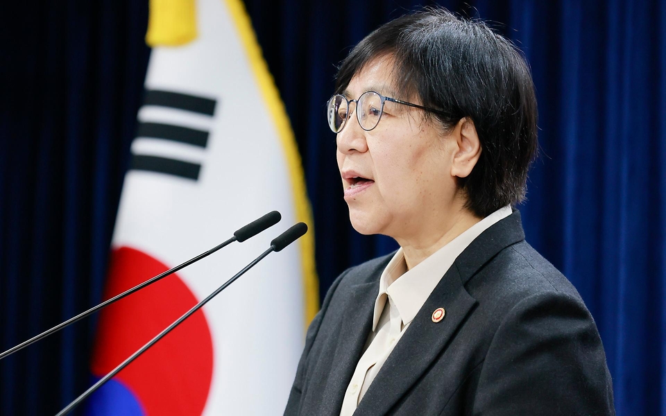 정은경 보건복지부 장관이 2월 25일 서울 종로구 정부서울청사에서 응급환자 이송체계 혁신 시범사업 관련 브리핑을 하고 있다. 시범사업은 광주광역시(시장 강기정), 전북특별자치도(도지사 김관영), 전라남도(도지사 김영록) 등 3개 광역 지방자치단체 지역에서 2026년 3월부터 5월까지 3개월 동안 진행한다.