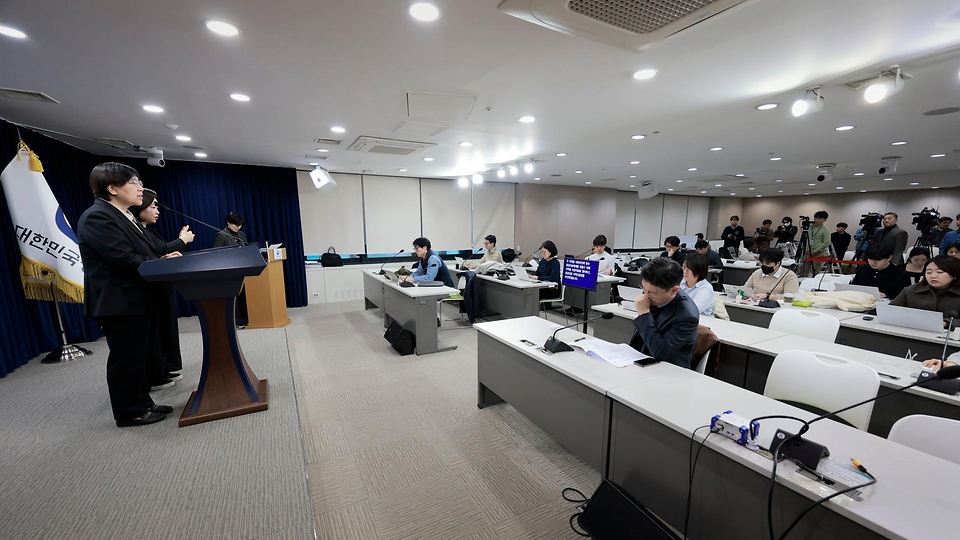 정은경 보건복지부 장관이 2월 25일 서울 종로구 정부서울청사에서 응급환자 이송체계 혁신 시범사업 관련 브리핑을 하고 있다. 시범사업은 광주광역시(시장 강기정), 전북특별자치도(도지사 김관영), 전라남도(도지사 김영록) 등 3개 광역 지방자치단체 지역에서 2026년 3월부터 5월까지 3개월 동안 진행한다.