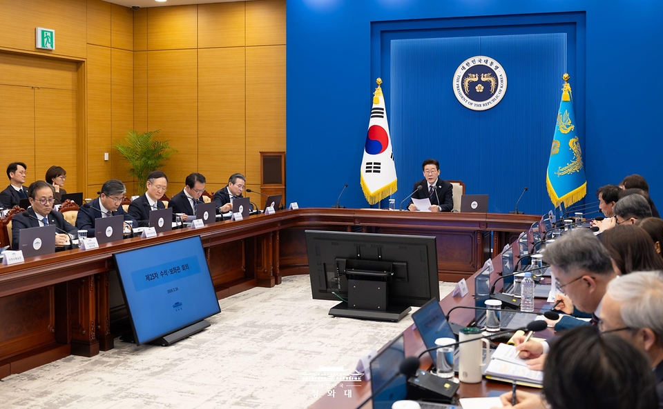 이재명 대통령이 2월 26일 청와대에서 수석보좌관회의를 주재하고 있다.