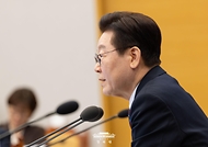 이재명 대통령이 2월 26일 청와대에서 열린 수석보좌관회의에서 발언하고 있다.