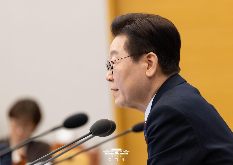 이재명 대통령이 2월 26일 청와대에서 열린 수석보좌관회의에서 발언하고 있다.