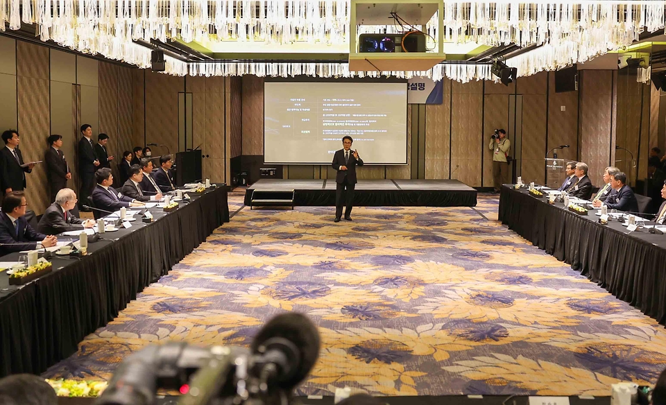 문신학 산업통상부 차관이 2월 26일 서울 중구 포시즌스호텔에서 김민석 국무총리, 손경식 한국경영자총협회 회장을 비롯한 협회 회원사 및 관계자 등이 참석한 가운데 열린 '한국경영자총협회 간담회'를 하고 있다.