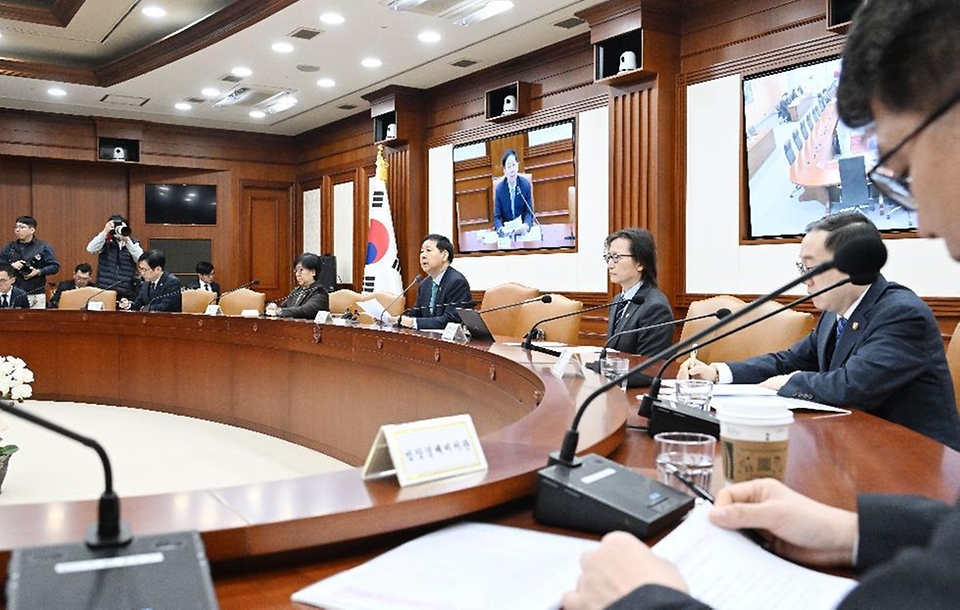 구윤철 부총리 겸 재정경제부 장관이 2월 26일 서울 종로구 정부서울청사에서 열린 '민생물가 특별관리 관계장관TF'를 주재, 모두발언을 하고 있다.