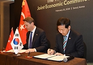 구윤철 부총리 겸 재정경제부 장관이 2월 25일 서울 중구 더 플라자 호텔에서 열린 '제9차 한-튀르키예 경제공동위'에서 알파슬란 바이락타르 튀르키예 에너지천연자원부 장관과 합의의사록에 서명 후 기념사진을 찍고 있다.