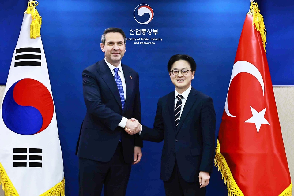 김정관 산업통상부 장관이 2월 25일 서울 서초구 대한무역투자진흥공사(KOTRA) 회의실에서 알파슬란 바이락타르(Alparslan Bayraktar) 튀르키예 에너지천연자원부 장관과 면담을 갖고, 양국 간 교역·투자, 원전, 자원 등 분야 협력 방안을 논의하고 있다.