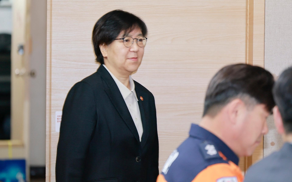 정은경 보건복지부 장관이 2월 25일 서울 종로구 정부서울청사에서 응급환자 이송체계 혁신 시범사업 관련 브리핑을 하고 있다. 시범사업은 광주광역시(시장 강기정), 전북특별자치도(도지사 김관영), 전라남도(도지사 김영록) 등 3개 광역 지방자치단체 지역에서 2026년 3월부터 5월까지 3개월 동안 진행한다.