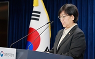 정은경 보건복지부 장관이 2월 25일 서울 종로구 정부서울청사에서 응급환자 이송체계 혁신 시범사업 관련 브리핑을 하고 있다. 시범사업은 광주광역시(시장 강기정), 전북특별자치도(도지사 김관영), 전라남도(도지사 김영록) 등 3개 광역 지방자치단체 지역에서 2026년 3월부터 5월까지 3개월 동안 진행한다.