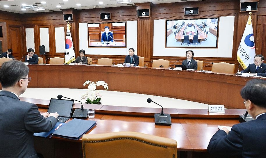 구윤철 부총리 겸 재정경제부 장관이 2월 26일 서울 종로구 정부서울청사에서 열린 '민생물가 특별관리 관계장관TF'를 주재, 모두발언을 하고 있다.