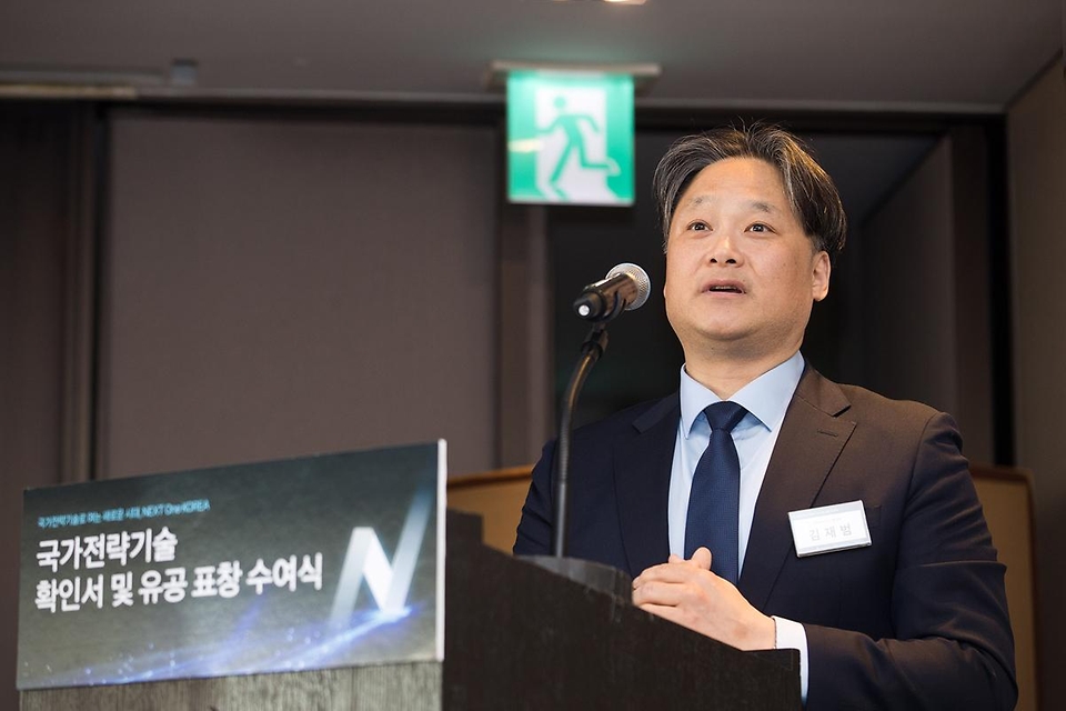 배경훈 부총리 겸 과학기술정보통신부 장관이 2월 25일 서울 중구 플라자호텔에서 열린 '국가전략기술 확인서 및 유공 표창 수여식'에서 김규태 삼성전자 반도체연구소 기술기획그룹장, 김재범 SK하이닉스 부사장 등 수상자들과 기념촬영을 하고 있다.