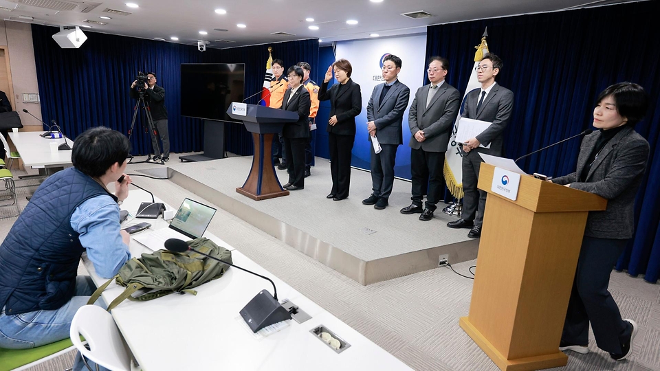 정은경 보건복지부 장관이 2월 25일 서울 종로구 정부서울청사에서 응급환자 이송체계 혁신 시범사업 관련 브리핑을 하고 있다. 시범사업은 광주광역시(시장 강기정), 전북특별자치도(도지사 김관영), 전라남도(도지사 김영록) 등 3개 광역 지방자치단체 지역에서 2026년 3월부터 5월까지 3개월 동안 진행한다.