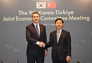 구윤철 부총리 겸 재정경제부 장관이 2월 25일 서울 중구 더 플라자 호텔에서 열린 '제9차 한-튀르키예 경제공동위'에 참석해 알파슬란 바이락타르 튀르키예 에너지천연자원부 장관과 사전 면담 진행 후 개회사와 기념촬영을 하고 있다.