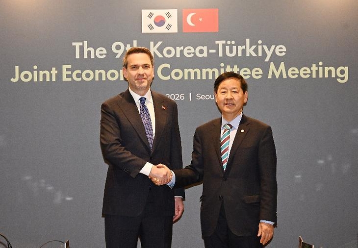 구윤철 부총리 겸 재정경제부 장관이 2월 25일 서울 중구 더 플라자 호텔에서 열린 '제9차 한-튀르키예 경제공동위'에 참석해 알파슬란 바이락타르 튀르키예 에너지천연자원부 장관과 사전 면담 진행 후 개회사와 기념촬영을 하고 있다.