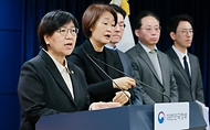 정은경 보건복지부 장관이 2월 25일 서울 종로구 정부서울청사에서 응급환자 이송체계 혁신 시범사업 관련 브리핑을 하고 있다. 시범사업은 광주광역시(시장 강기정), 전북특별자치도(도지사 김관영), 전라남도(도지사 김영록) 등 3개 광역 지방자치단체 지역에서 2026년 3월부터 5월까지 3개월 동안 진행한다.
