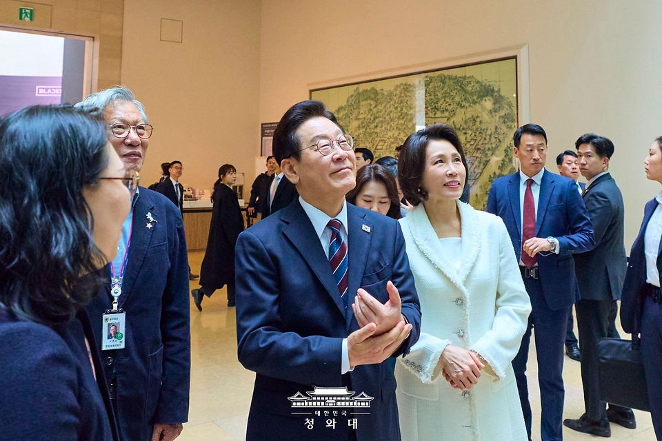 이재명 대통령과 김혜경 여사가 2월 26일 서울 용산구 국립중앙박물관을 방문해 광복 80주년 기념 특별전 '우리들의 이순신' 전시를 관람하고 있다.