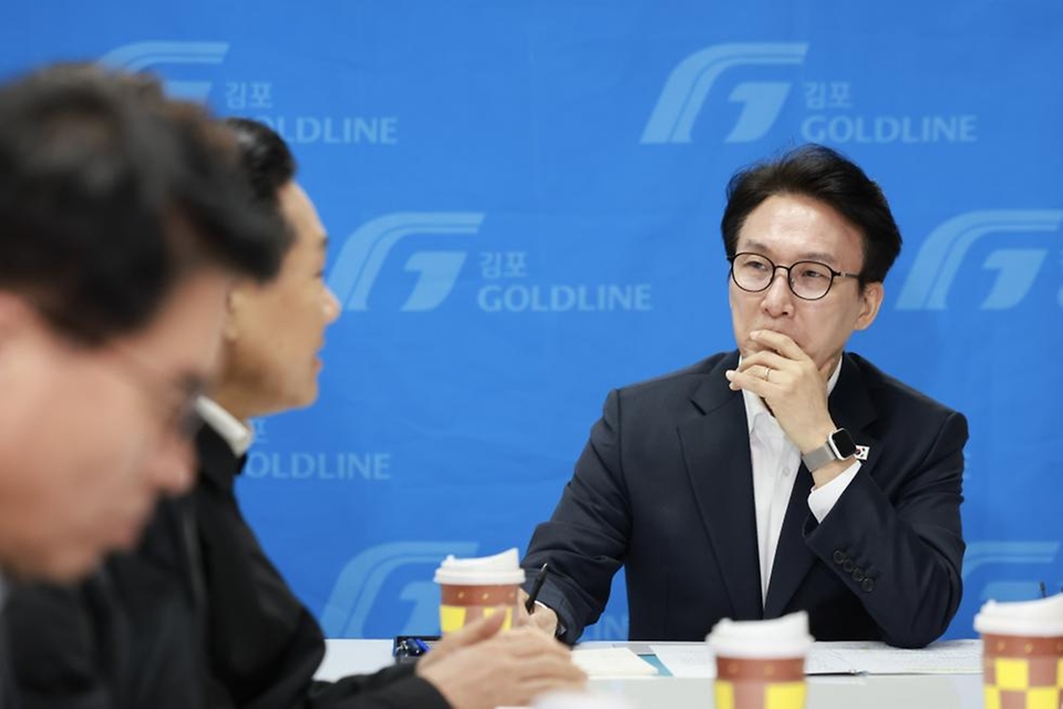 김민석 국무총리가 2월 27일 경기도 김포시 사우역에서 김포 골드라인 열차를 타고 승객 과밀 상황을 점검하고 있다.