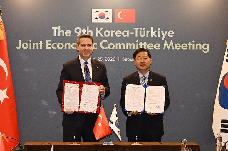 구윤철 부총리 겸 재정경제부 장관이 2월 25일 서울 중구 더 플라자 호텔에서 열린 '제9차 한-튀르키예 경제공동위'에서 알파슬란 바이락타르 튀르키예 에너지천연자원부 장관과 합의의사록에 서명 후 기념사진을 찍고 있다.