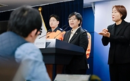 정은경 보건복지부 장관이 2월 25일 서울 종로구 정부서울청사에서 응급환자 이송체계 혁신 시범사업 관련 브리핑을 하고 있다. 시범사업은 광주광역시(시장 강기정), 전북특별자치도(도지사 김관영), 전라남도(도지사 김영록) 등 3개 광역 지방자치단체 지역에서 2026년 3월부터 5월까지 3개월 동안 진행한다.