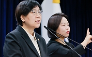 정은경 보건복지부 장관이 2월 25일 서울 종로구 정부서울청사에서 응급환자 이송체계 혁신 시범사업 관련 브리핑을 하고 있다. 시범사업은 광주광역시(시장 강기정), 전북특별자치도(도지사 김관영), 전라남도(도지사 김영록) 등 3개 광역 지방자치단체 지역에서 2026년 3월부터 5월까지 3개월 동안 진행한다.