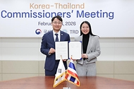 임광현 국세청장이 2월 26일 서울지방국세청에서 열린 한국-태국 국세청장 회의에서 쿨라야 탄티테밋 태국 국세청장과 회의를 하고 기념촬영하고 있다.